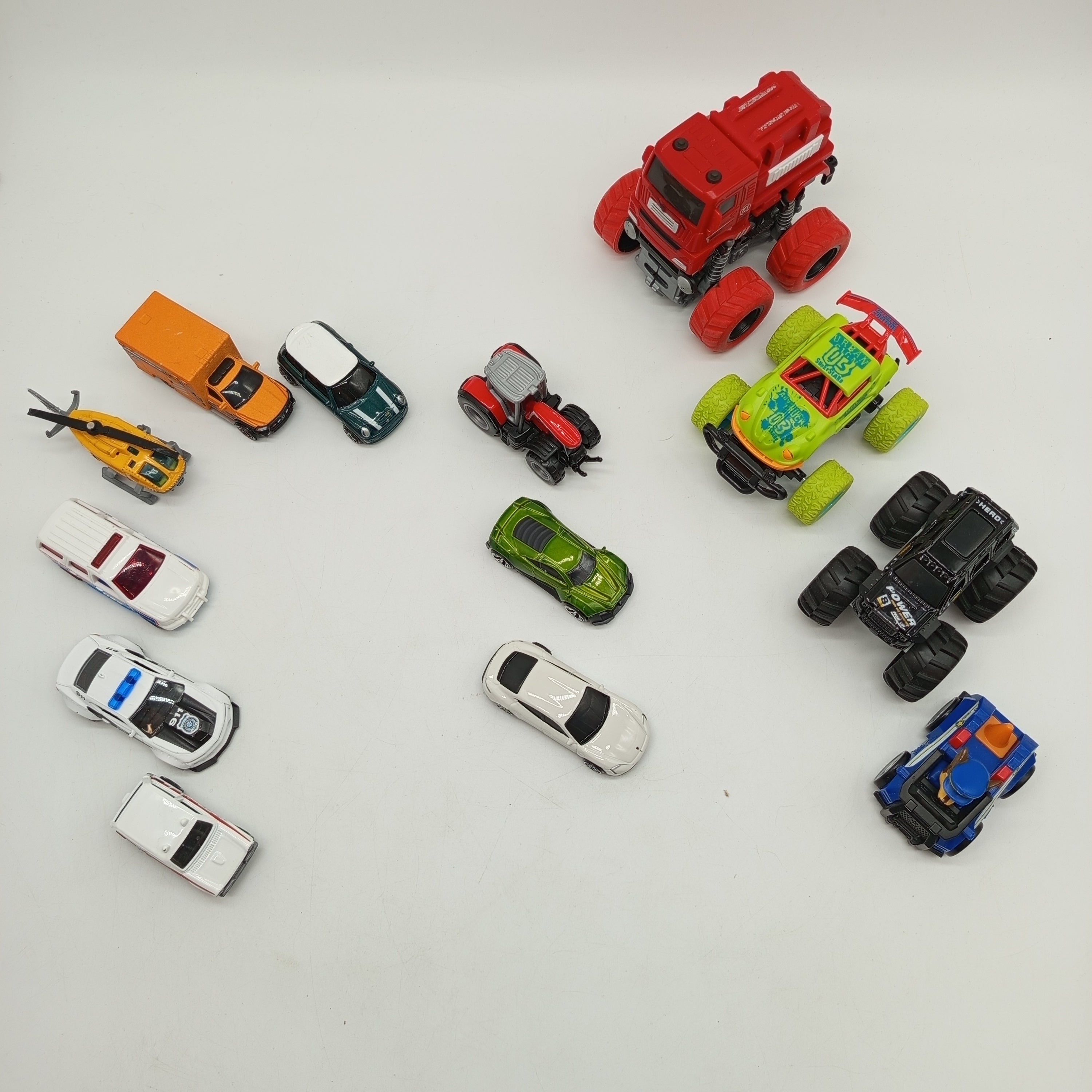 Spielzeugauto Set von 13 Fahrzeugen – Autos, Trucks & Einsatzwagen